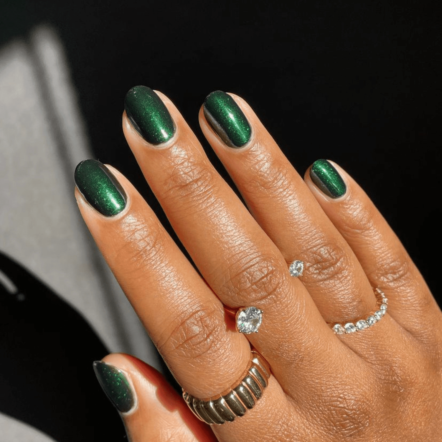 Emerald chrome Christmas nails 2025 inspired by Rihanna and Dua Lipa jewel-tone trends.